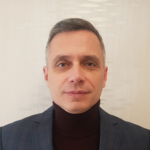 "Eu am inceput sa-l urmaresc pe Alexandru in luna noiembrie 2019. L-am descoperit mai intai prin intermediul emisiunilor de la
Canal 33, care m-au fascinat pentru ca iti dau adevarate lectii de viata
si mai apoi prin cursurile lui, care intr-adevar sunt transformatoare.
Inca de la primul curs, de Prosperitate, au inceput sa apara tot felul
de sincronicitati in viata mea, pe toate planurile.
As dori sa va impartasesc doar una din acestea, care inseamna foarte
mult pentru mine.
Inainte de a incepe acest prim curs, fiul meu a inceput procesul de
admitere la cateva universitati din Anglia si se afla intr-un blocaj
emotional pentru ca nu primea oferte de la niciuna din universitati.
Inca din ziua 0, cand a fost creat grupul "Prosperitate 3.0" pe WhatsApp, fiul meu a
primit invitatia de a participa la interviu la una din universitatile de
top din Anglia, ceea ce i-a adus o bucurie imensa si l-a eliberat de
emotii. Intre timp a participat si la interviu, pe care l-a trecut cu
brio si a primit cateva oferte de la universitatile la care a aplicat.
Aceste experiente l-au schimbat mult in bine, l-au facut sa aiba mult
mai multa incredere in propriul potential si, mai mult, si-a regasit
pasiunea de a invata pentru a-si atinge obiectivul.
Iti multumesc, Alexandru, pentru naturaletea, blandetea, bunatatea,
energia pe care le transmiti, pentru cunoasterea pe care ne-o daruiesti,
pentru OMUL care esti! Sunt recunoscator ca te-am descoperit si faci
parte din viata mea si a familiei mele!" (Ionuț Costache)