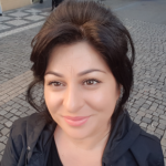 "Draga Alexandru,
Am facut mai multe cursuri cu tine si toate mi-au adus beneficii, insa de data aceasta vreau sa vorbesc despre beneficiile cursului de
Prosperitate. Eram blocata la un job care nu imi aducea niciun fel de satisfactii, am stat acolo, in acea zona de confort, aproape 5 ani, pana
cand am accesat cursul tau. Mi-ai dat curaj sa fac schimbarea,
increderea ca voi reusi, senzatiile din timpul cursului au fost uimitoare si uite-ma acum, la un nou job, intr-o multinationala unde am intalnit foarte multi oameni uimitori, buni, simt ca sunt aici
dintotdeauna si venitul este mult mai mare decat cel pe care il aveam la
jobul anterior. Si mai stiu ceva, acesta a fost un prim pas, insa nu ma voi opri aici, voi face mult mai mult de atat. Multumesc." (Oana Radoi)